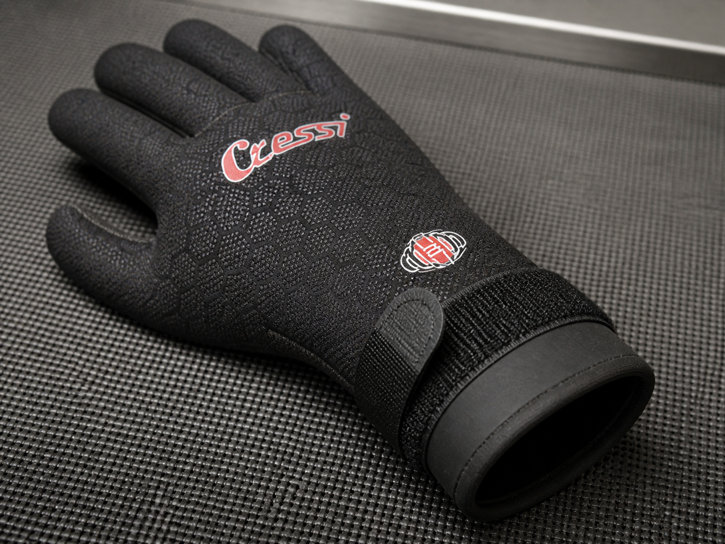 탄성 벨크로 스트랩 끝을 살짝 열어 손목 여밈과 검은 커프를 보여 주는 KEVLAR 3mm 글러브